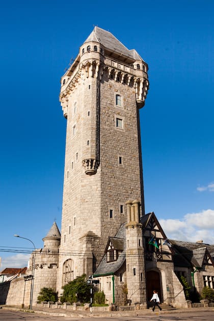 Desde 1943 hasta hoy, la torre de 88 metros de altura revestida en "piedra Mar del Plata" abastece de agua a toda la zona.