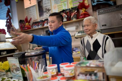 Desde 1980 Falls Church recibió a gran parte de la comunidad vietnamita de D.C., por lo que es conocida como la pequeña Vietnam