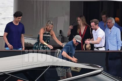 Desde 1988, año de su botadura, el TM Blue One es sinónimo de las reuniones y fiestas más top del verano europeo. Modelos, estrellas de Hollywood, artistas, empresarios han pasado jornadas memorables en en la generosa su cubierta. En la lista de invitados, también figuran Kiryl de Bulgaria y Diana Spencer. Hace poco, Giancarlo Giammetti publicó en su cuenta de Instagram una foto inédita de Diana, en bikini, mientras la embarcación navegaba rumbo a Estómboli.