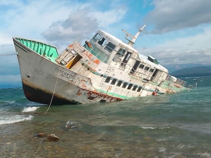 “Un triste final”: fue uno de los barcos más grandes en el Nahuel Huapi, estuvo abandonado, se hundió y terminó desguazado - Image 1