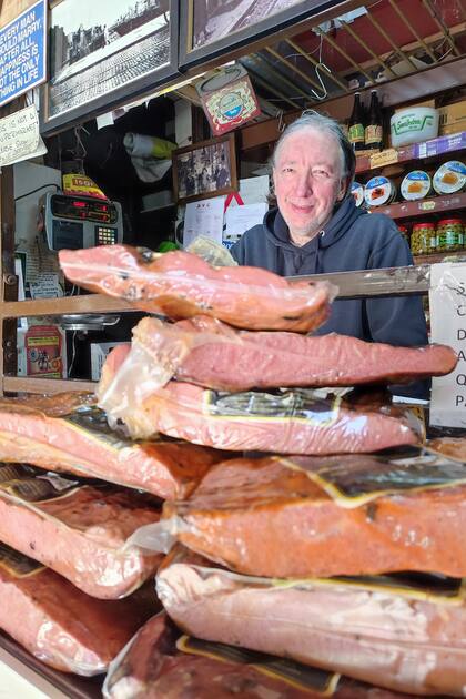 Desde 2010, Claudio y Adriana ofrecen un fantástico pastrón ahumado hecho con pecho vacuno a un precio razonable