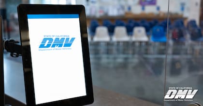 Desde 2015, la Ley de Conducción Segura y Responsable permite que todos los residentes de California, independientemente de su estatus migratorio, soliciten una licencia de conducir