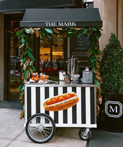 Desde 2016, el chef Vongerichten, reconocido internacionalmente y encargado del restaurante del The Mark, vende hot dogs a las puertas del hotel
