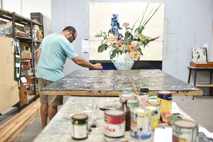 Hernán Salamanco trabaja para una muestra privada que se hará en marzo, en Recoleta; desde 2017, dos veces por año, los artistas abren las puertas de los talleres para que vecinos y otros colegas conozcan su producción