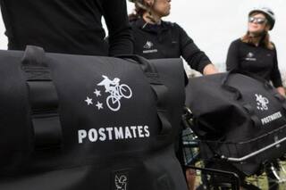 Estos son los requisitos básicos para que un inmigrante pueda trabajar en Postmates en EE.UU.