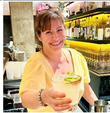 Desde abajo hasta la cima siempre sonriendo y con su molcajete