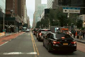 Desde abril 2025, Nueva York aplica multas contra conductores que circulen con patentes sucias, cubiertas o alteradas