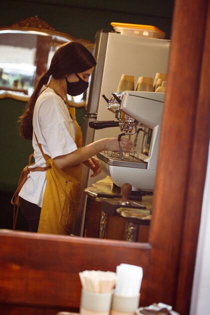 Desde abril, en Arredondo se abrió una "ventanita" que despacha café de especialidad de 9 a 23.30.