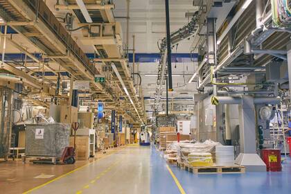 Desde adentro, la planta de la tabacalera Philips Morris International ubicada en Bologna, Italia