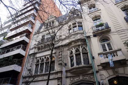 Desde afuera, el edificio de la actual biblioteca Ricardo Güiraldes
