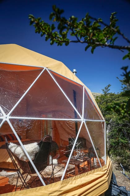 Desde afuera, uno de los domos de estructura geodésica, en medio del bosque.