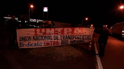 Desde anoche en Neuquén y Río Negro, agremiados a Untra llevan adelante la medida de fuerza, con bloqueos en las rutas