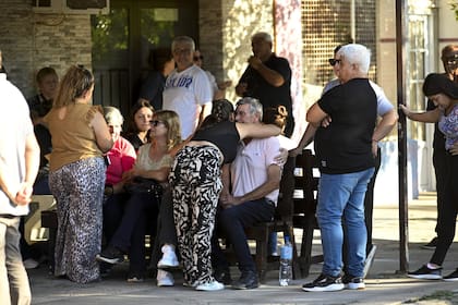 Desde anoche están velando los restos de Ian Cabrera, el chico asesinado por un compañero en la escuela Mariano Moreno de San Cristóbal. En la imagen del abuelo de este joven es consolado por un familiar