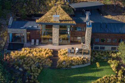 Desde arriba, el gran techo verde se aprecia como el elemento distintivo de la construcción.