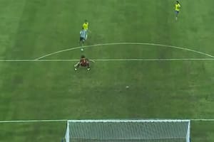 Desde arriba, la obra cumbre de Claudio "Diablito" Echeverri: el 3-0 de Argentina ante Brasil, en el Mundial Sub 17 de Indonesia