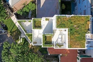 Un edificio pensado como casas superpuestas para vivir en un departamento con jardín