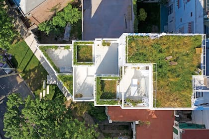 Desde arriba, se percibe un juego de jardines y terrazas que traen el verde a metros de la vida cotidiana.