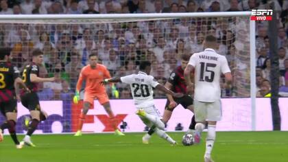Desde atrás, el remate de Vinicius para el gol de Real Madrid