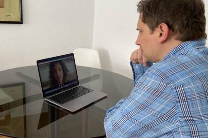 Desde Barcelona, el psicólogo Sebastián Girona atiende pacientes argentinos que viven en el exterior