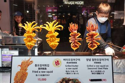 Desde calamares fritos hasta frutas acarameladas, la comida callejera coreana está en otro nivel.