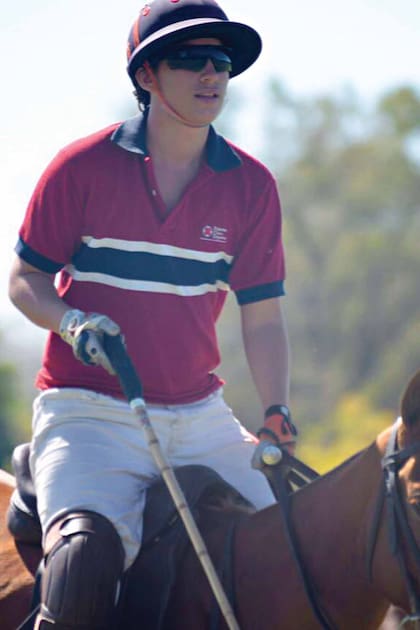Desde chico aprendió a jugar al polo, un deporte que ama pero que en este momento quedó descartado porque tiene toda su enegía en el trabajo.