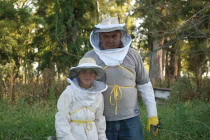 Desde chico, Donato acompaña a su papá a los apiarios
