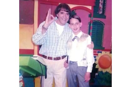 Desde chico sintió un gran interés por el espectáculo: acá, con Carlitos Balá, figura del entretenimiento.