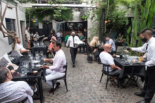 Diez bares y restaurantes con terrazas o patios para disfrutar al aire libre