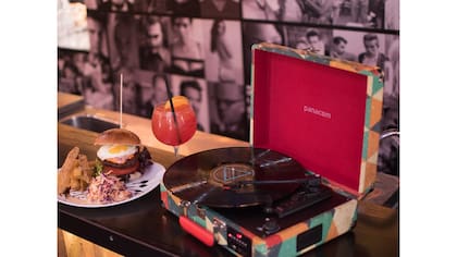 Las bandejas de vinilos pasaron de ser una pieza de museo a un objeto cool