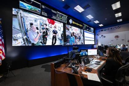 Desde Control de Misión llevan adelantre el seguimiento correspondiente de Orión antes de que la nave tenga su amerizaje