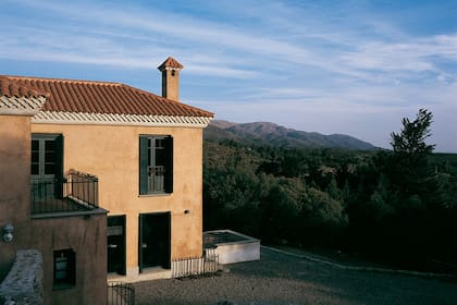 Desde cualquiera de sus ambientes, se disfruta con intensidad el paisaje, que cambia con amaneceres, ocasos y el paso de las estaciones