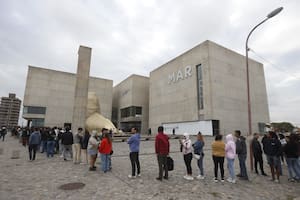 “¿Viene?”: cuatro horas de cola para ver las obras de “Brutto” en el museo