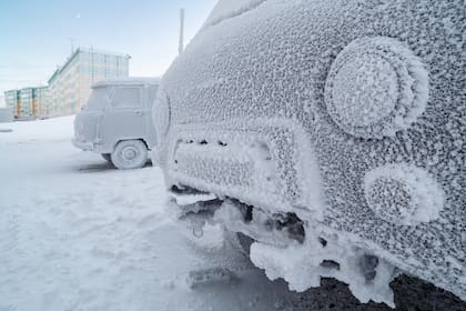 Desde diciembre de 2019, una ley estatal establece que es obligatorio eliminar cualquier acumulación de nieve, aguanieve o granizo que exceda las tres pulgadas de la superficie de un automóvil antes de ponerlo en circulación (Archivo)