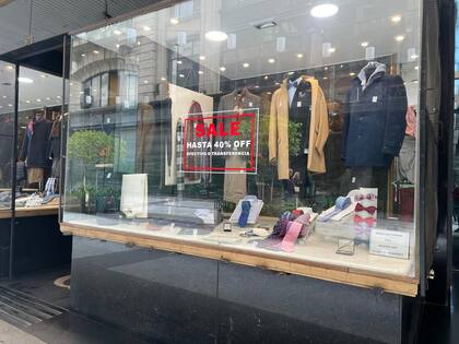 "Desde diciembre, nuestras ventas al público extranjero bajaron un 60%", asegura un comerciante de la zona