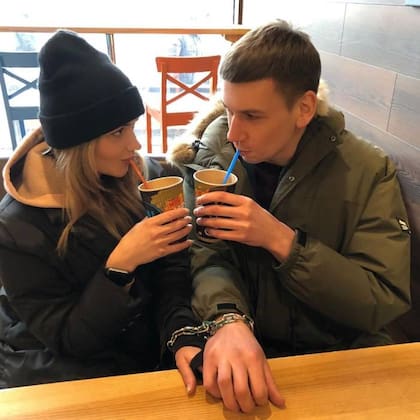 Desde el 14 de febrero hasta finales de mayo, la pareja hizo todo esposada