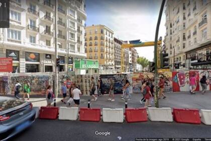 Desde el 26 de la Calle Gran Vía, en 2008 se puede apreciar cómo había una rotonda con una fuente en la plaza