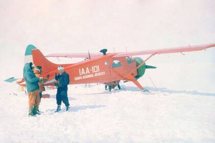 Desde el aire. Avión DCH-2 Beaver del Instituto Antártico Argentino. Con él se descubrieron, entre 1955 y 1957, cordones montañosos y glaciares al sur del mar de Weddell