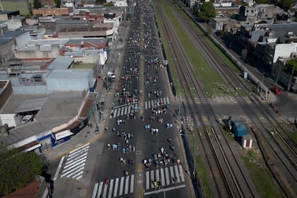 Desde el aire, la columna de peregrinos avanza por la avenida Rivadavia, en Liniers, en los primeros kilómetros de la caminata hacia la Basílica de Luján