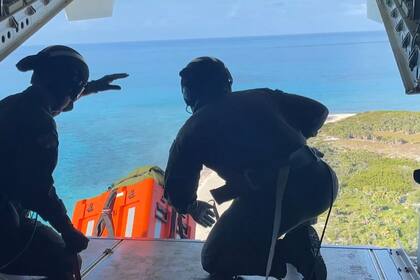 Desde el aire les enviaron víveres para soportar la espera