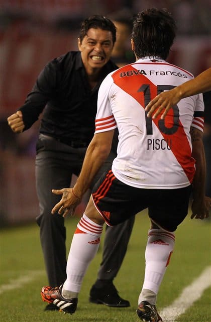 Desde el alma: Gallardo festeja con Pisculichi, el autor de un gol ante Boca