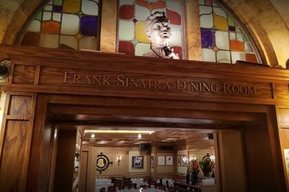 Desde el apogeo del entretenimiento con figuras como Sinatra y Carson, el ícono neoyorquino se reinventa para volver a brillar