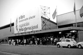 Dictaduras, democracias y pandemias: cumple 50 años la Feria del Libro, reflejo y refugio de un país lector