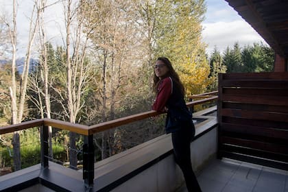 Desde el balcón de Paula López, se ve el inicio del Parque Nacional Los Arrayanes