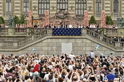 Desde el balcón del León, Carlos Felipe se dirigió a miles de suecos para presentarles a Sofía y agradecerles que celebraran con ellos