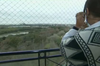 Desde el balcón, se impone una vista al Río de la Plata