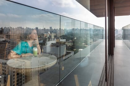 Desde el bar del rooftop se logra una vista privilegiada de la urbe dominada por rascacielos.