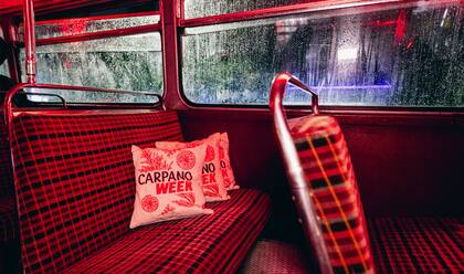 Desde el bus hasta los bares estaban vestidos de rojo.