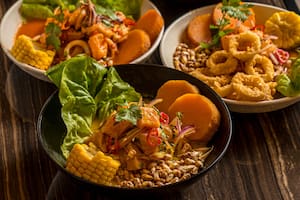 Desde el clásico ceviche con leche de tigre y cilantro, al carretillero con rabas crocantes, cada plato rescata sabores limeños con acento callejero