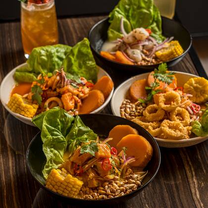 Desde el clásico ceviche con leche de tigre y cilantro, al carretillero con rabas crocantes, cada plato rescata sabores limeños con acento callejero