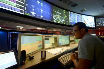 Desde el comando central de la NASA se monitorea al compleja misión